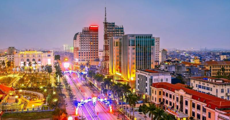 Nội thất xe limousine sang trọng trên tuyến Hà Nội Thái Bình với ghế bọc da êm ái